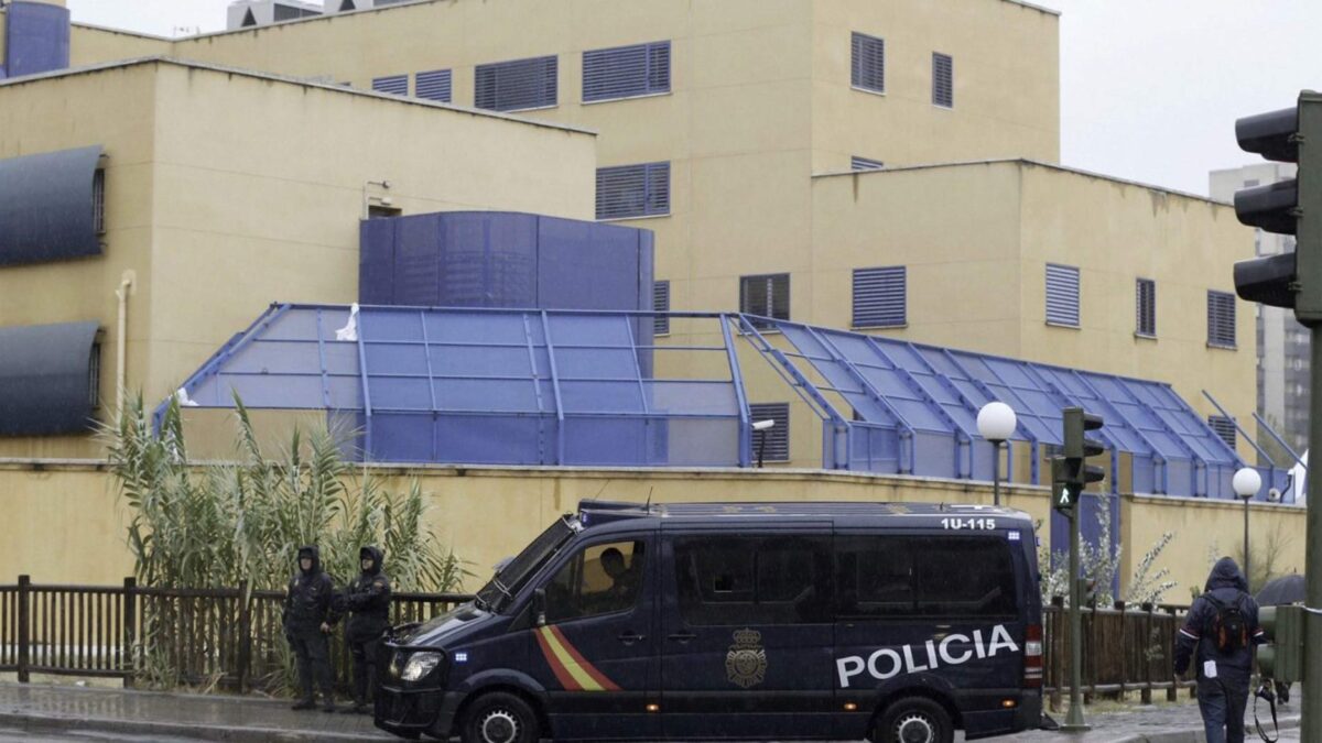 Diez policías heridos en un intento de fuga de inmigrantes en el CIE de Madrid