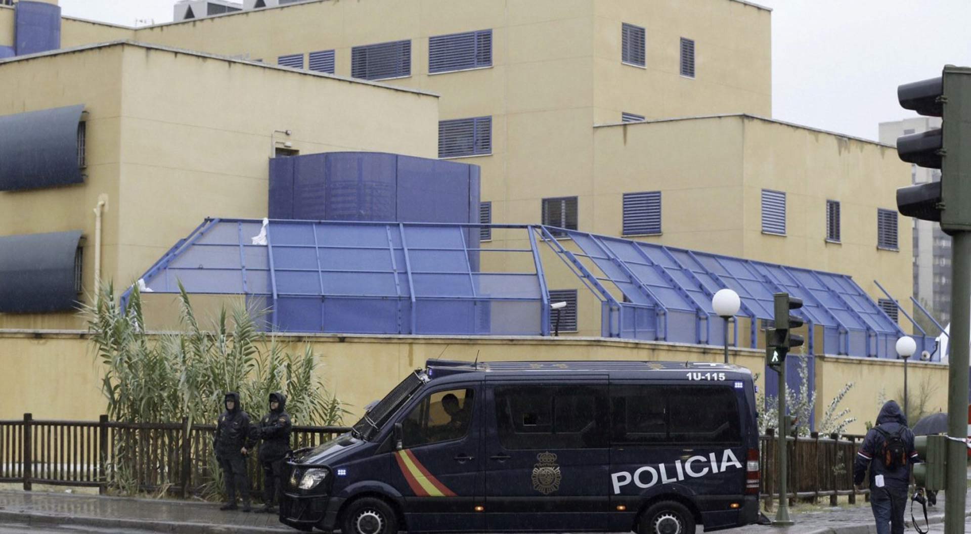 Diez policías heridos en un intento de fuga de inmigrantes en el CIE de Madrid
