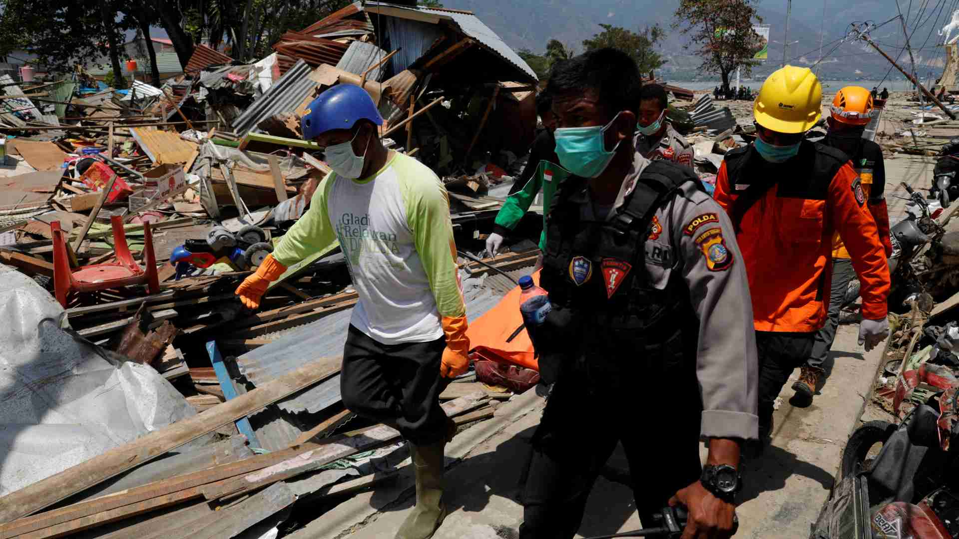 El hallazgo de decenas de cuerpos en una iglesia dispara el número de muertos en Indonesia