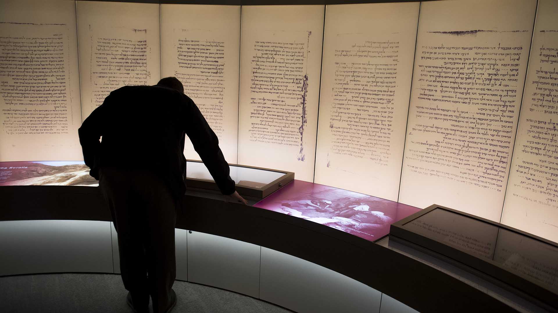 El Museo de la Biblia retira 5 fragmentos de los Pergaminos del Mar Muerto al descubrir que son falsificaciones