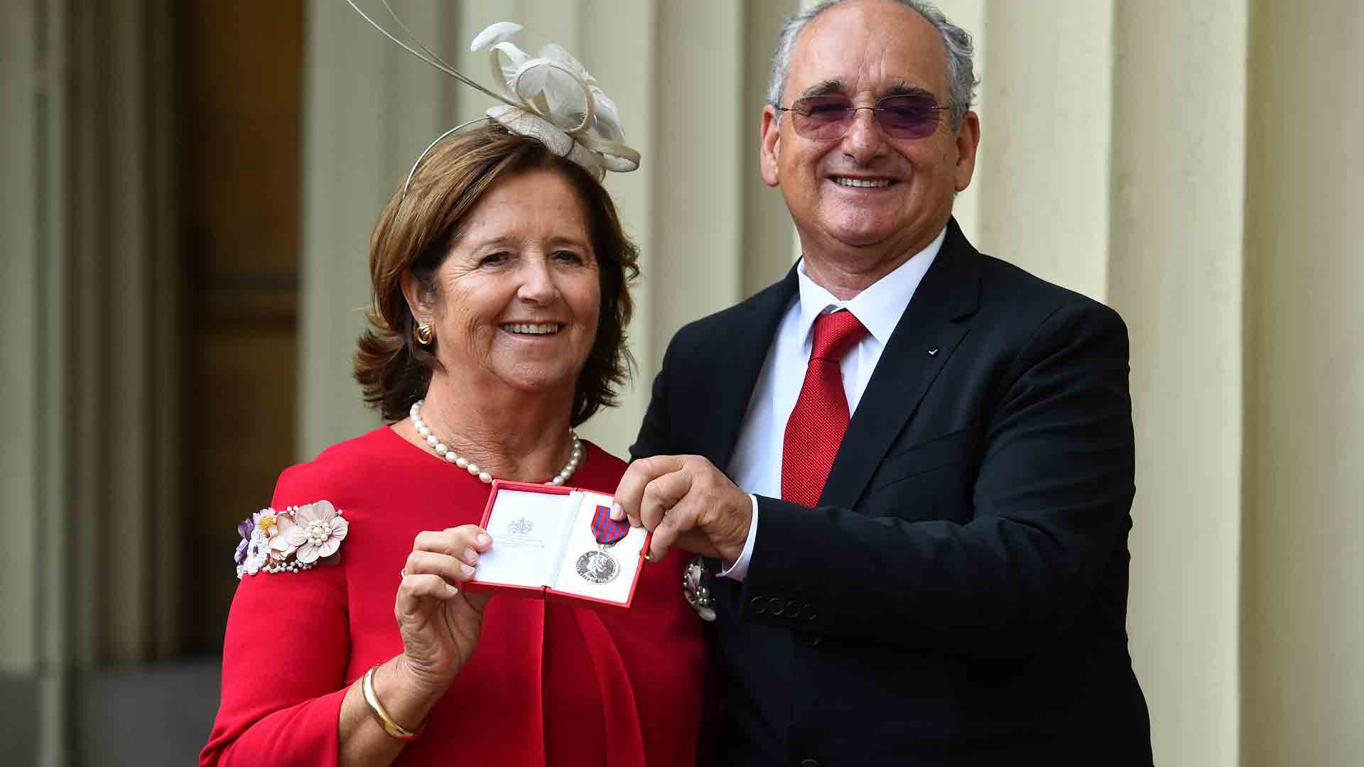 Entregan a los padres de Ignacio Echeverría la medalla de San Jorge por "su coraje"
