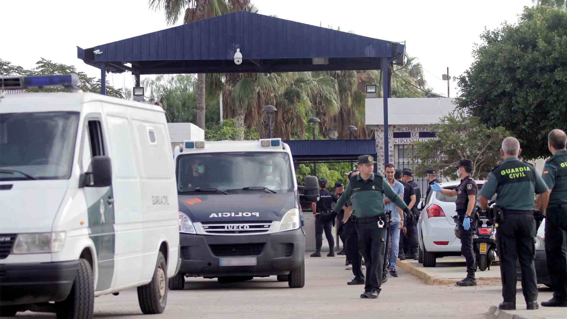 España devuelve a Marruecos a 55 de los 209 inmigrantes que saltaron la valla de Melilla