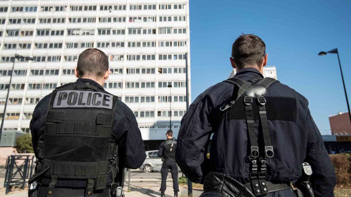 Francia contempla desplegar policías en colegios para luchar contra la violencia escolar