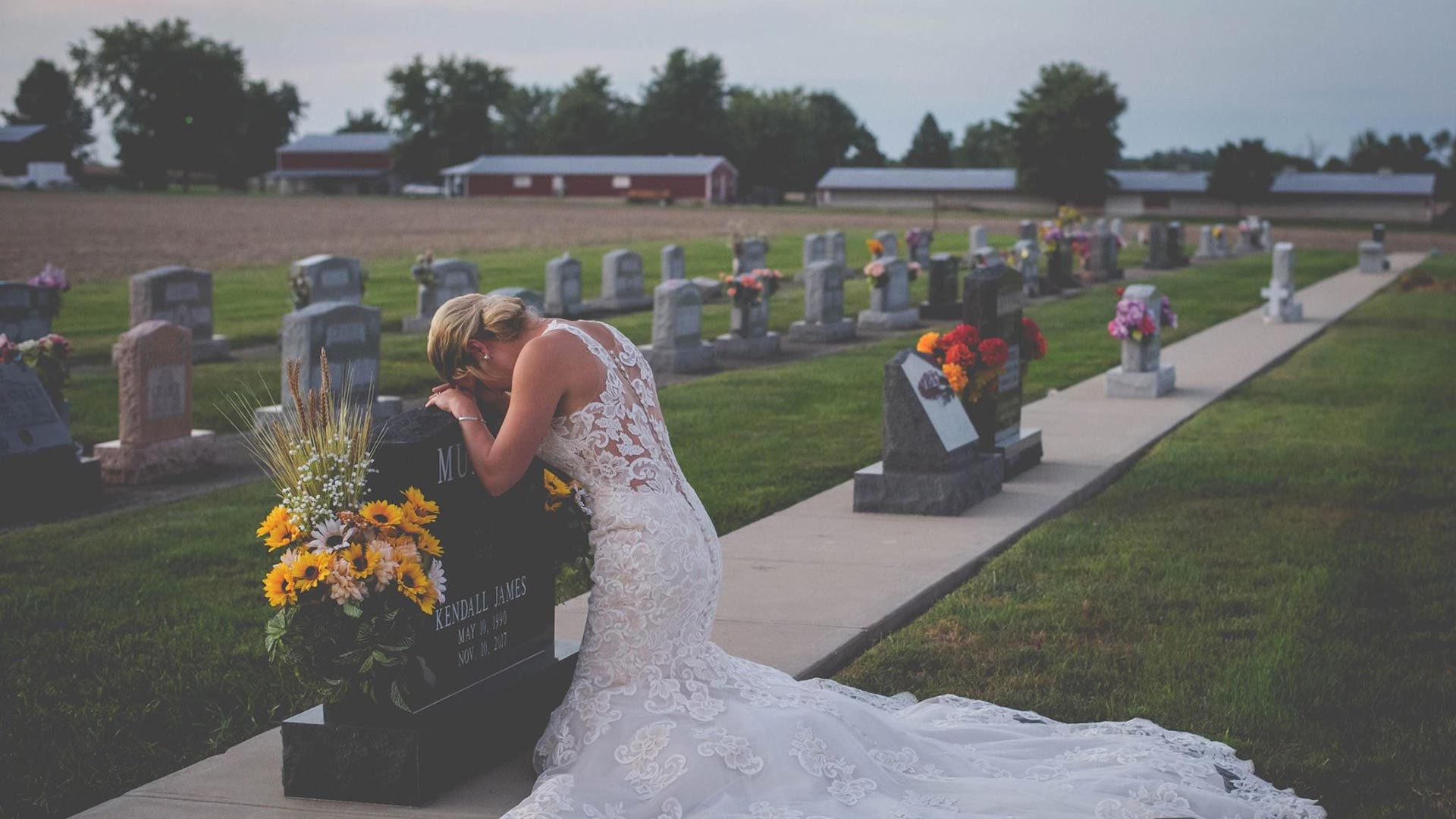 La historia detrás de la foto de una novia en la tumba de su prometido