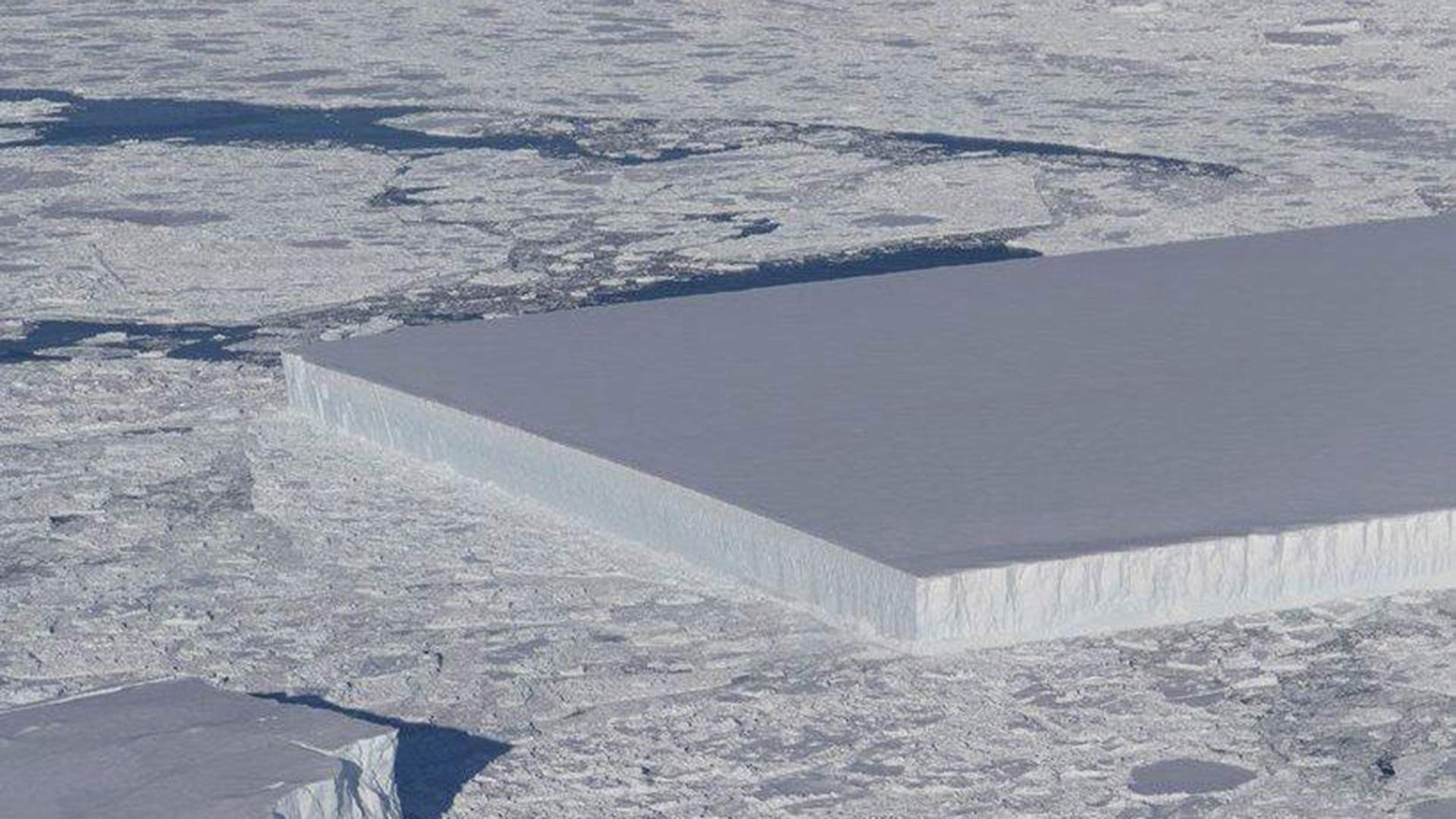 La NASA descubre un iceberg rectangular en la Antártida