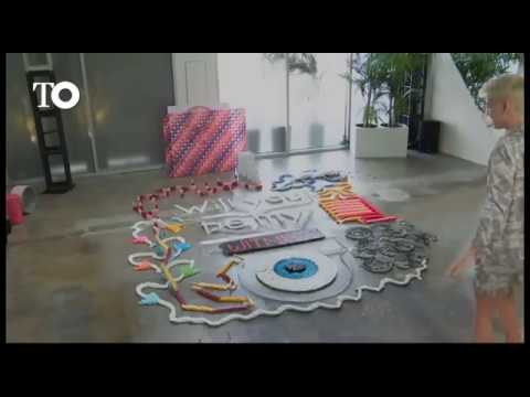 Lily Hevesh construye una estructura de dominó para Katy Perry