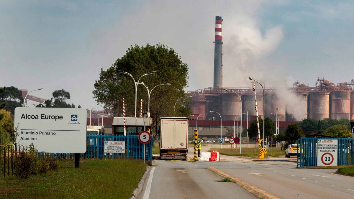 Los cierres por sorpresa de Alcoa en Avilés y A Coruña dejan sin trabajo a casi 700 personas