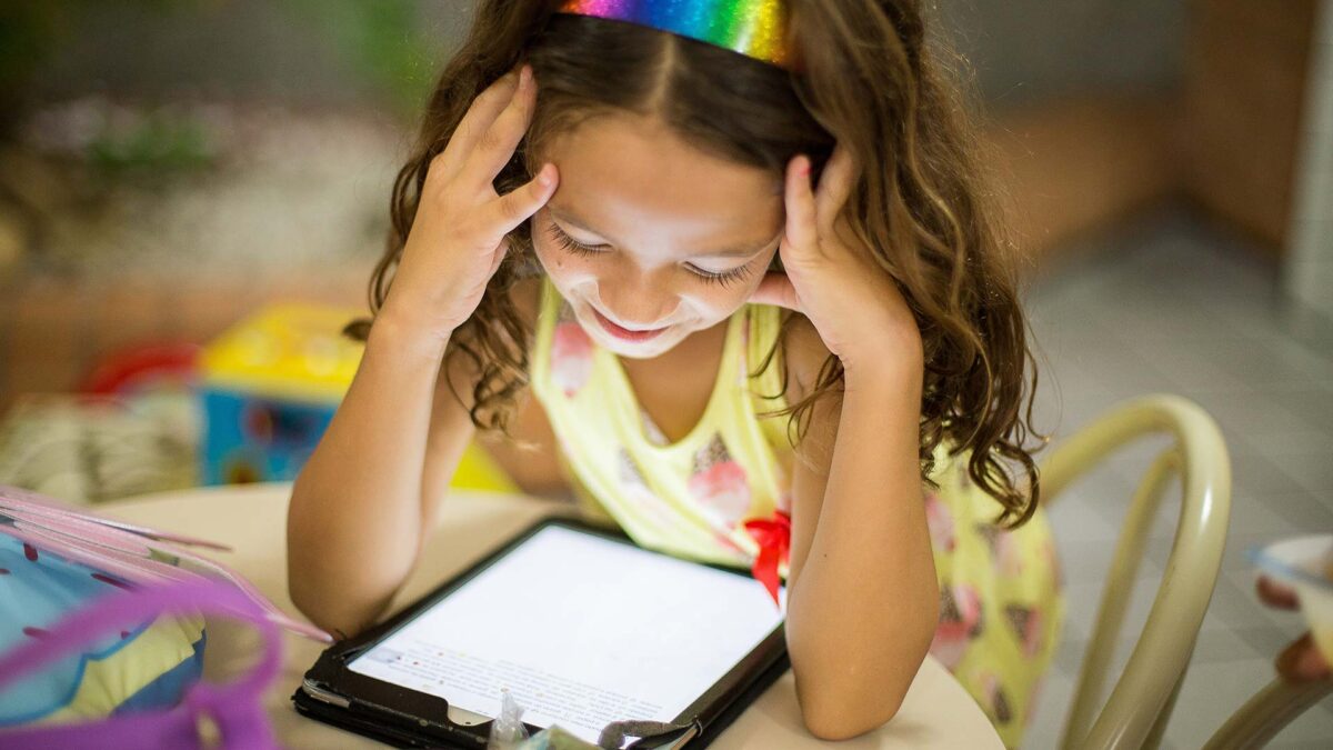 Los niños pasan el doble de tiempo con móviles que jugando en la calle, según un estudio