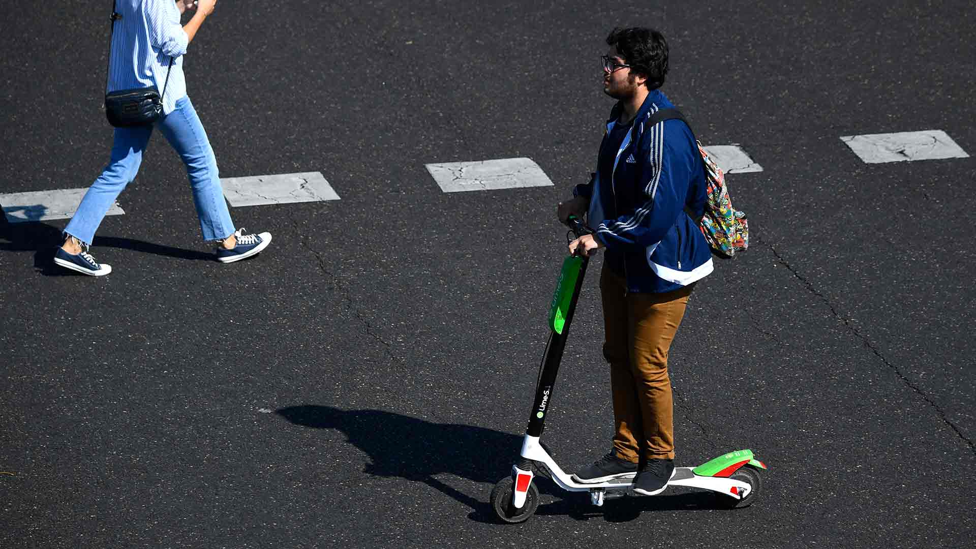 Madrid reduce la velocidad en la mayoría de sus calles y aprueba la circulación de patinetes eléctricos
