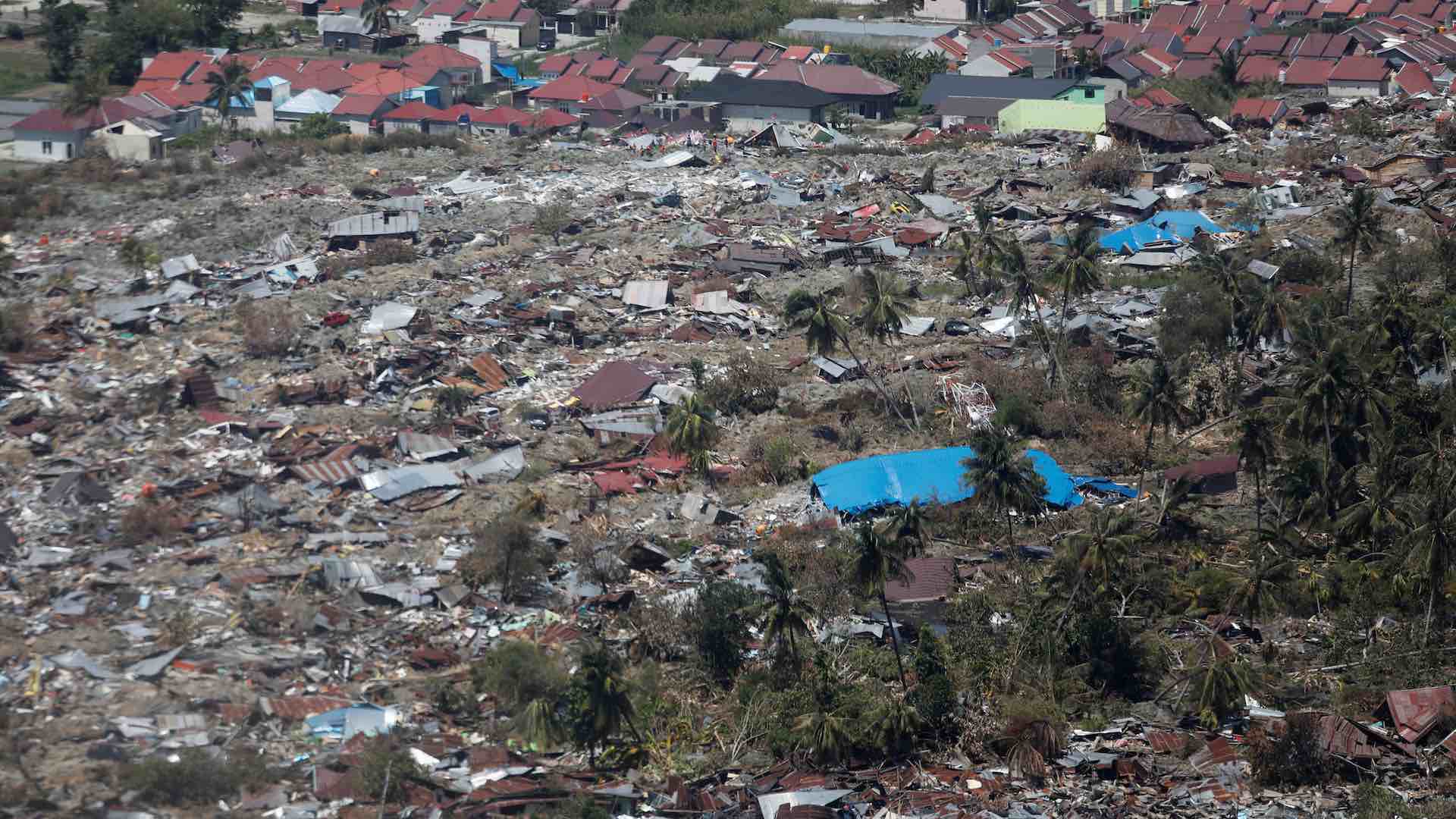 Más de 1.000 presos continúan fugados tras el terremoto y tsunami en Indonesia