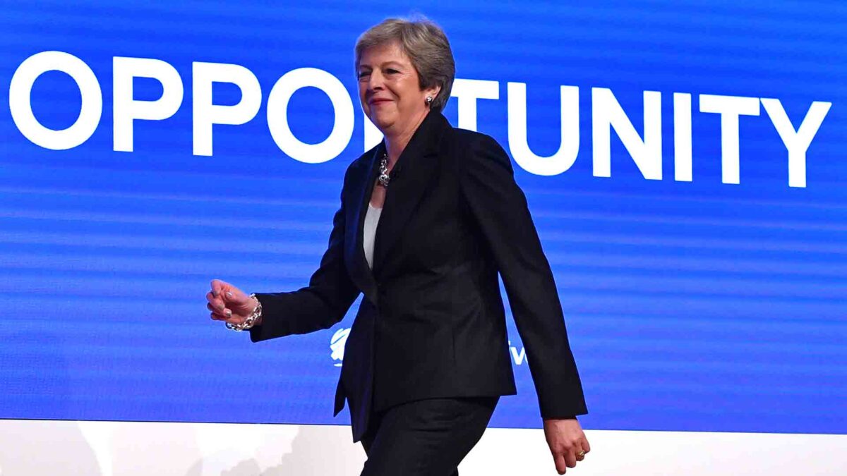 May inaugura su discurso sobre el Brexit bailando al son de ‘Dancing Queen’