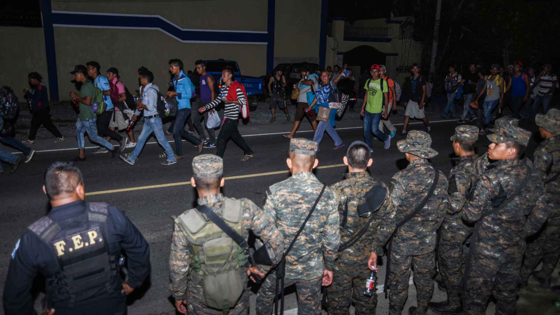 México permite la entrada de los hondureños que permanecían en el puente fronterizo