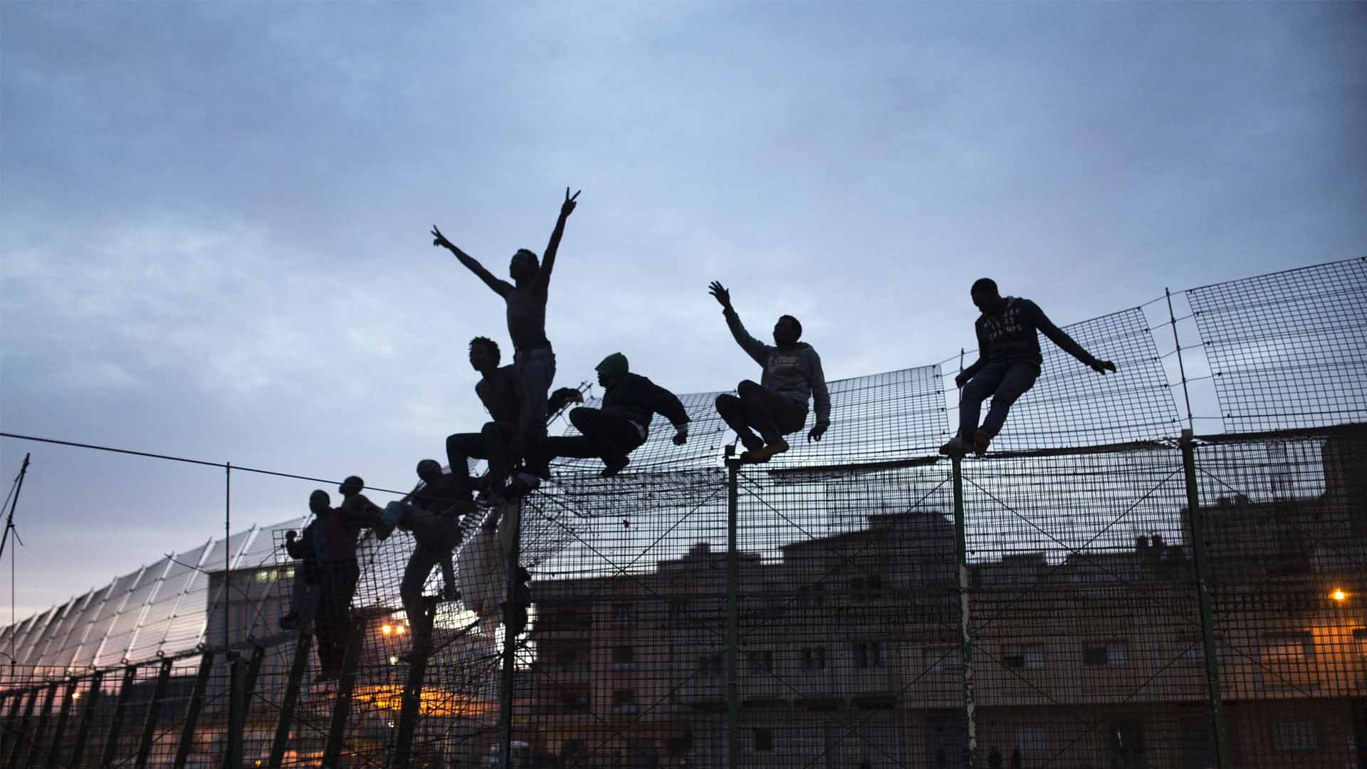 Muere un inmigrante tras un salto masivo en la valla de Melilla