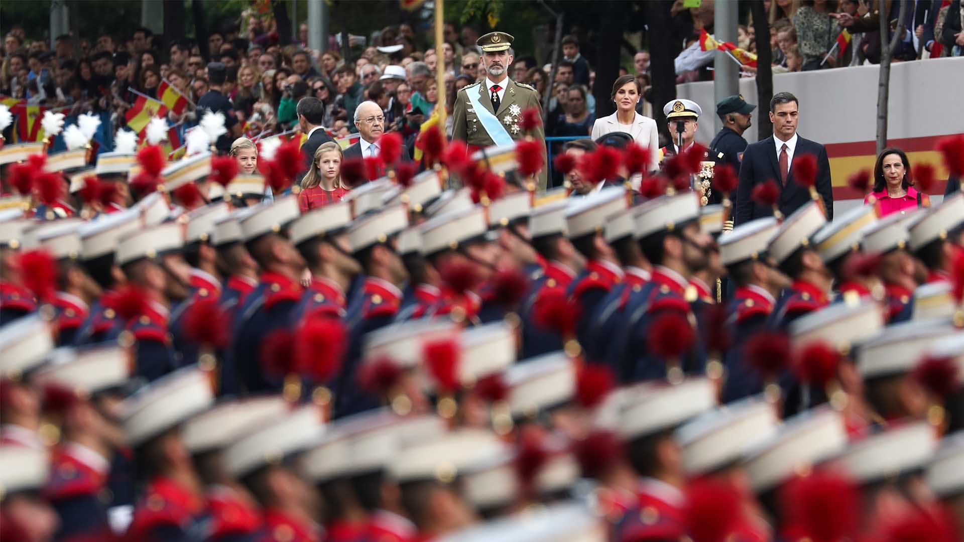 Pedro Sánchez se estrena entre abucheos como presidente en el desfile de la Fiesta Nacional