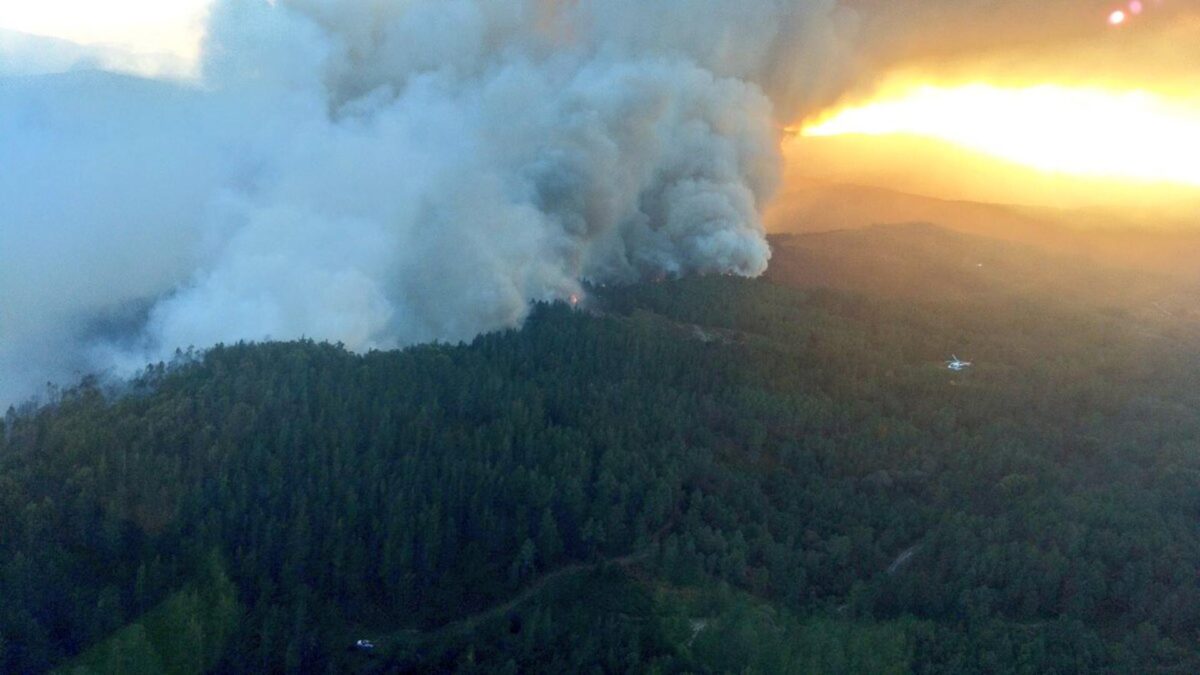 Situación de riesgo en el municipio gallego de Mondariz por un incendio descontrolado