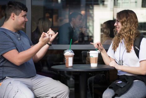 Starbucks abre una cafetería donde los empleados atienden en lengua de signos