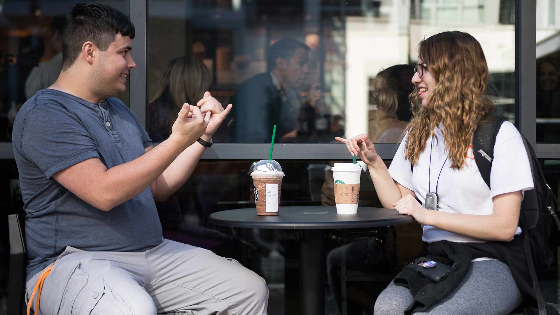 Starbucks abre una cafetería donde los empleados atienden en lengua de signos