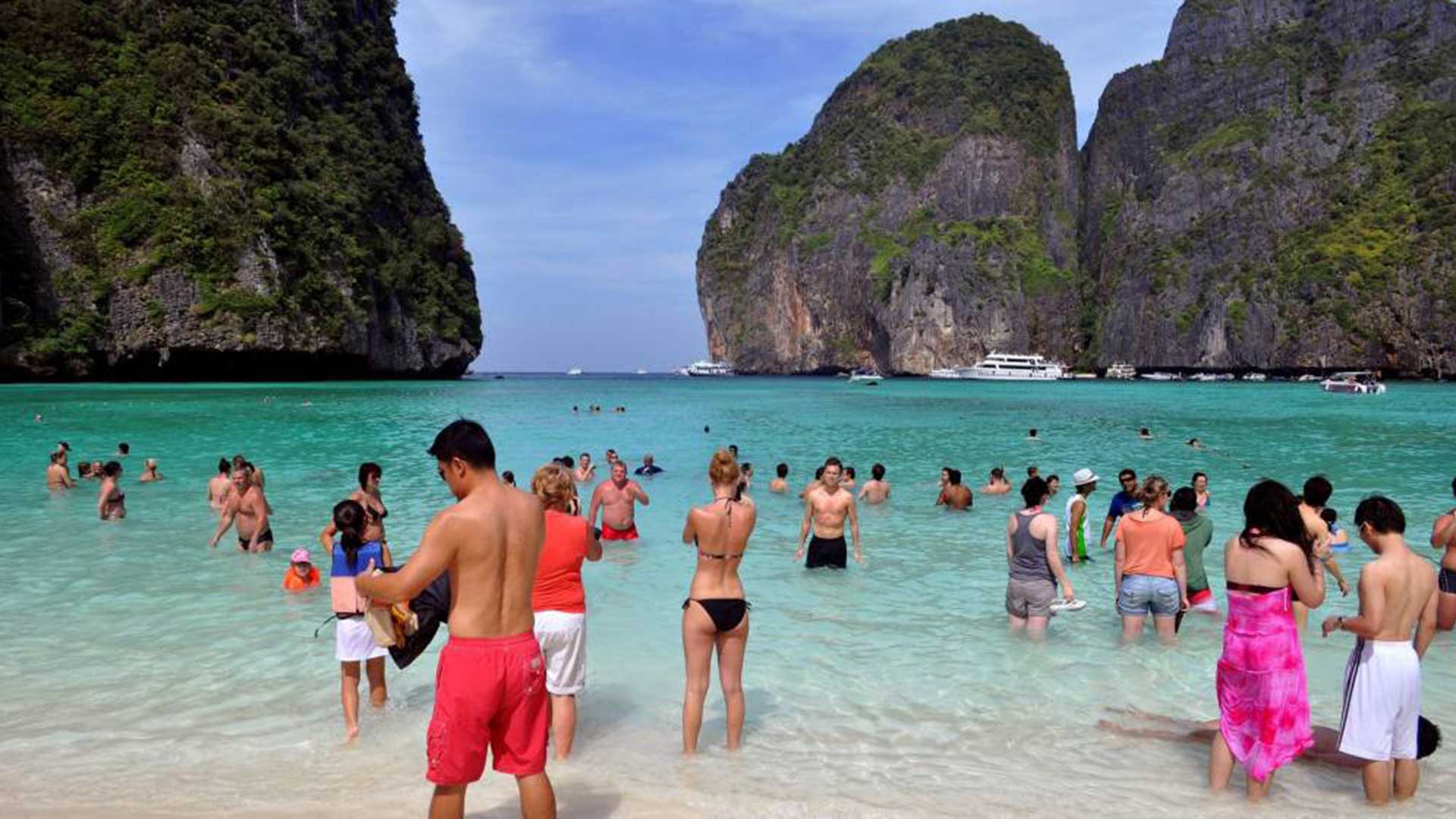 Tailandia cierra indefinidamente la playa Ko Phi Phi para reparar el daño causado por el turismo masivo