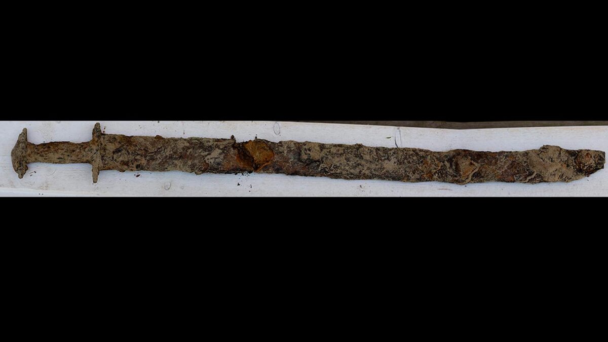 Una niña encuentra una espada previkinga de 1.500 años de antigüedad en un lago sueco