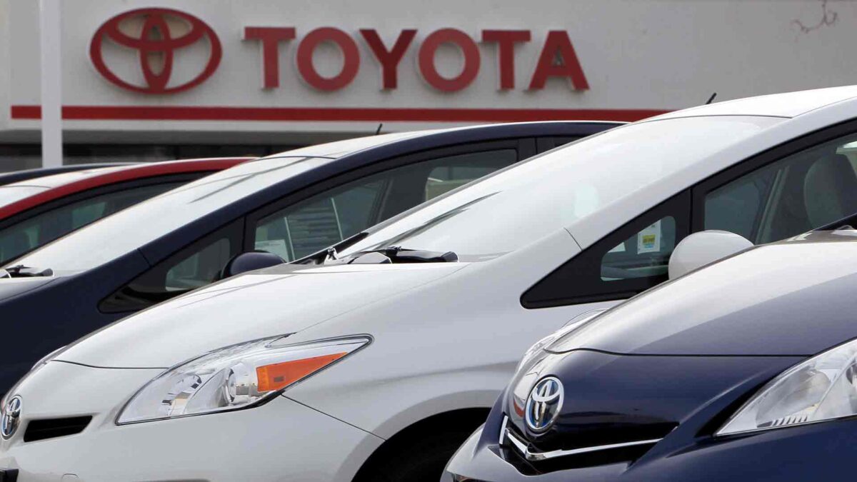 Toyota llama a revisión a 2,4 millones de vehículos híbridos en el mundo