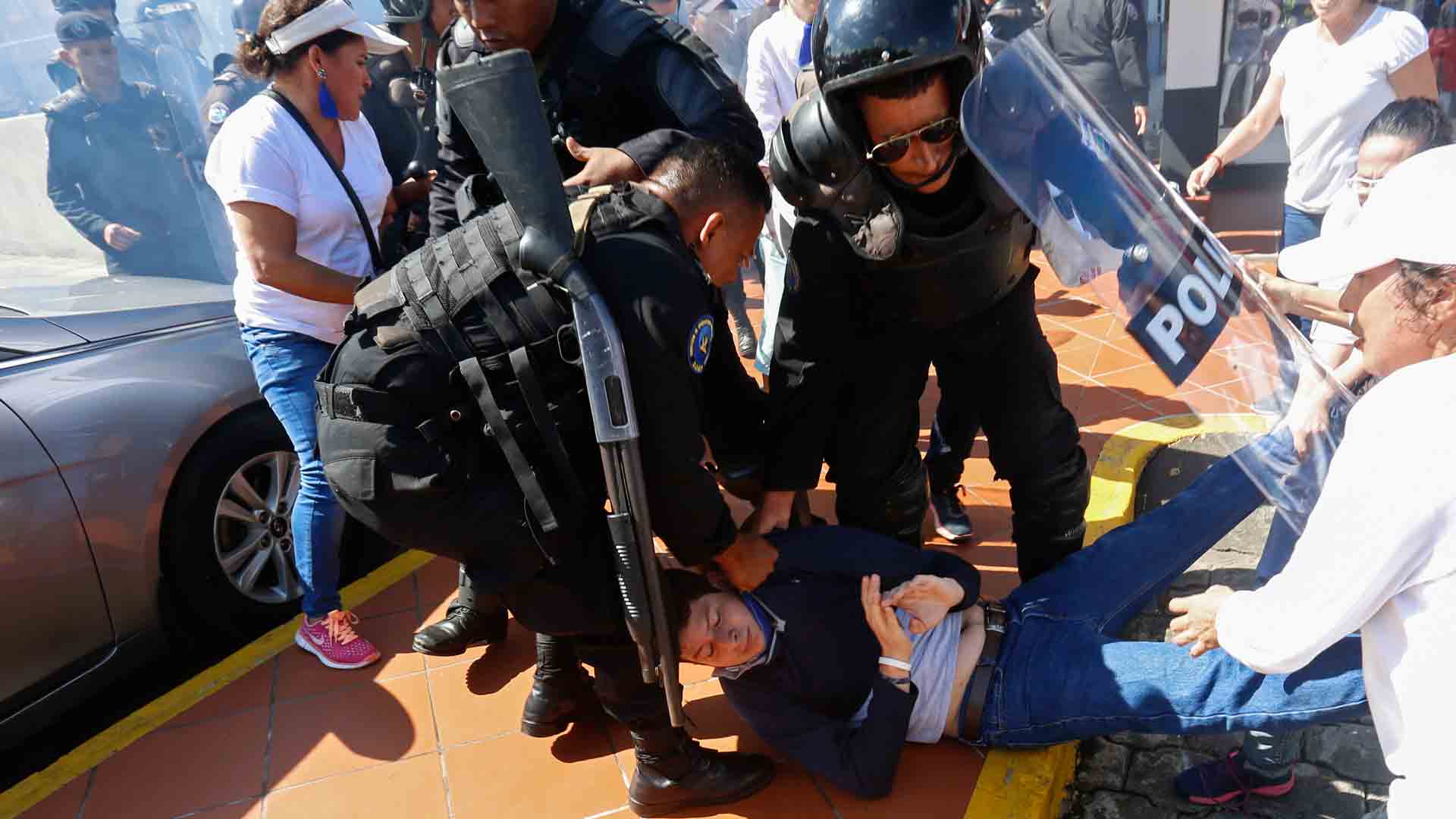 Tres estudiantes nicaragüenses, condenados a 17 años por terrorismo durante las protestas