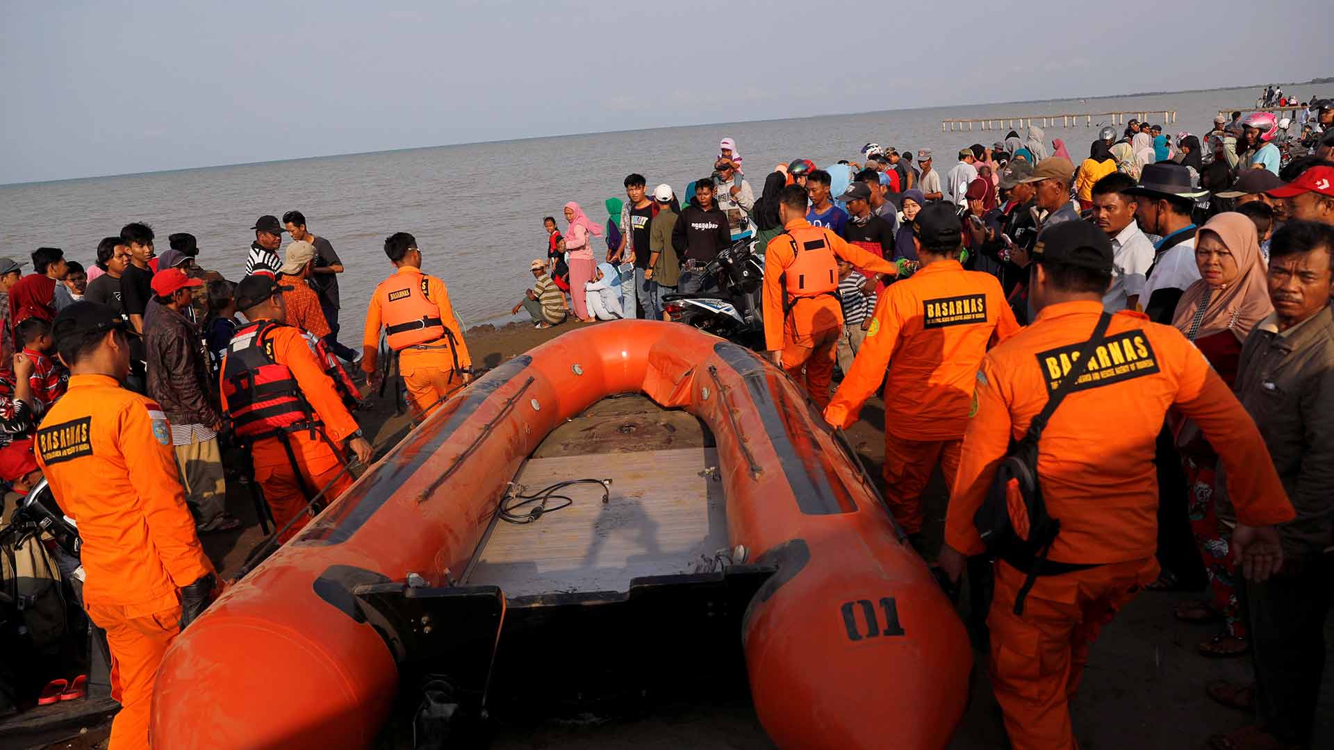 Encontrados los primeros cadáveres del avión estrellado en Indonesia con 189 personas a bordo