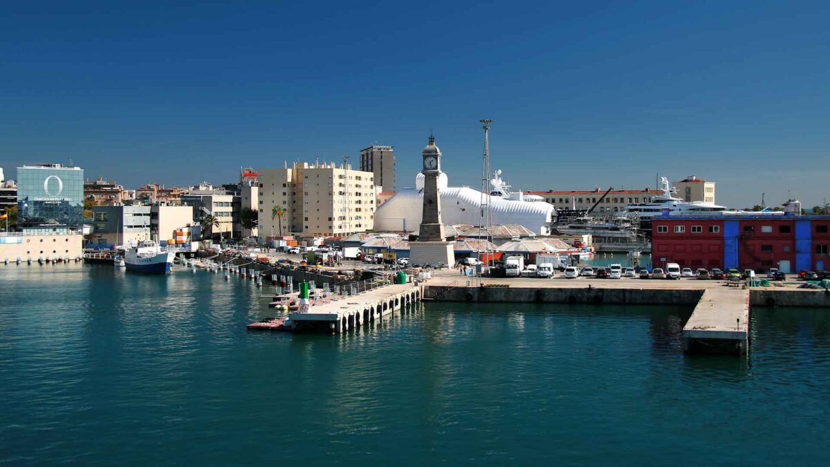 Un barco choca contra un muelle del puerto de Barcelona y provoca un incendio