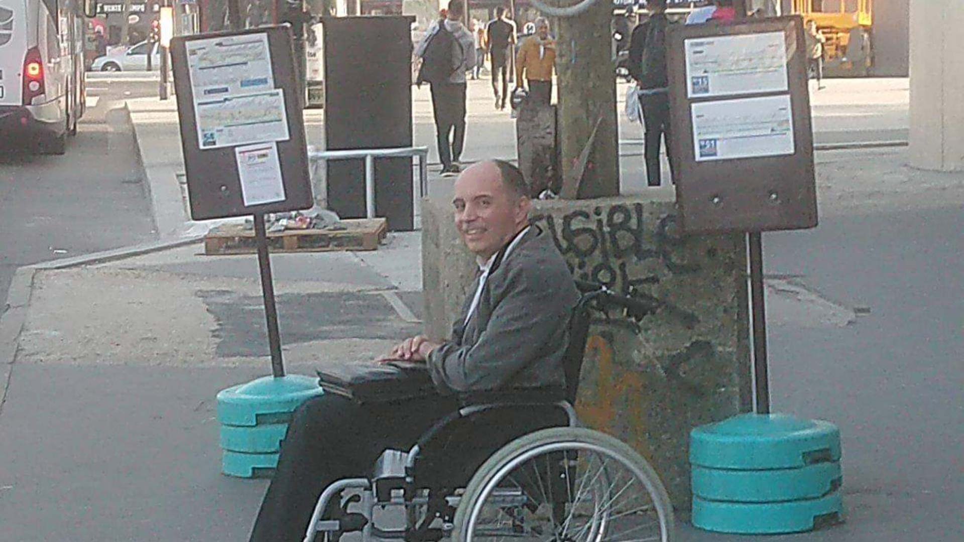 Este gesto de un conductor de bus hacia un hombre en silla de ruedas devuelve la fe en el civismo