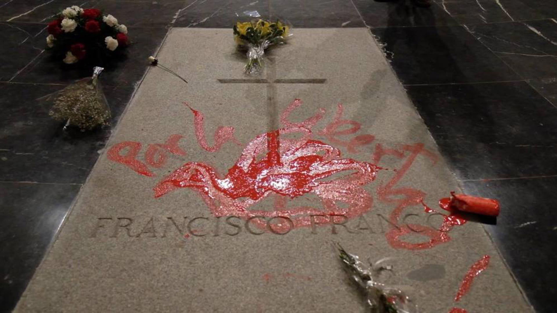 Detenido un hombre por hacer una pintada en la tumba de Franco del Valle de los Caídos