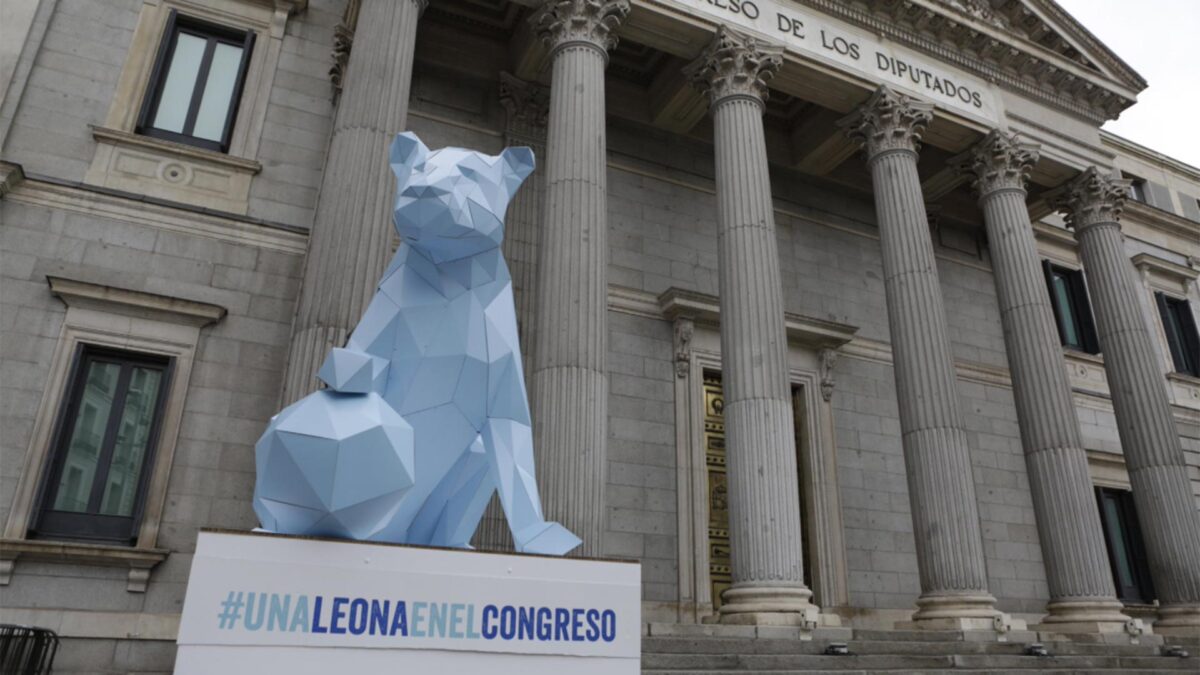 Una leona llega al Congreso de los Diputados para reclamar igualdad para las niñas