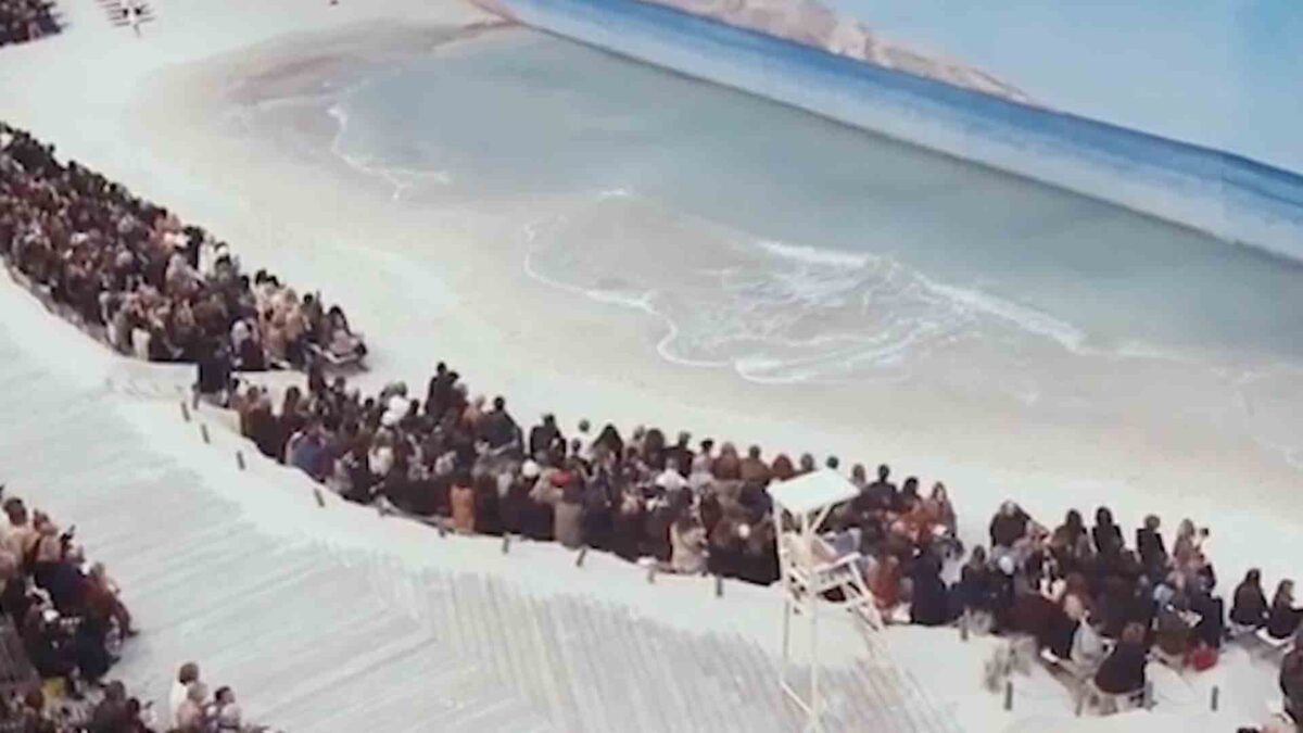 Una playa en el Grand Palais y una nave espacial en el Louvre conquistan la Semana de la Moda