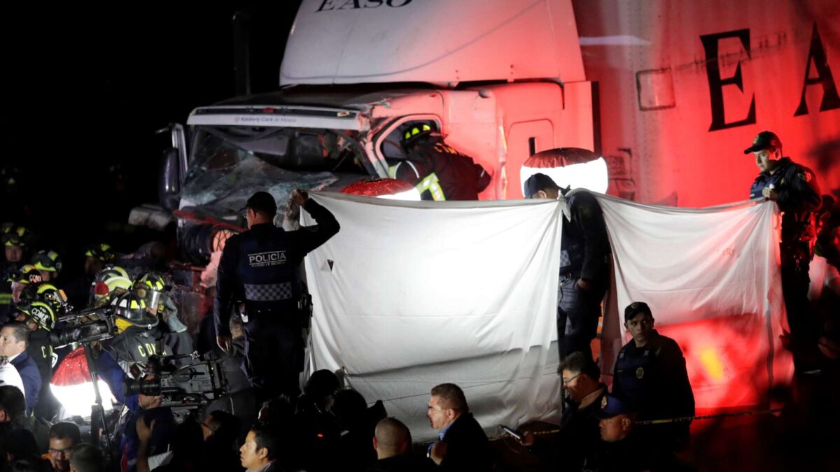 Nueve muertos y 16 heridos al arrollar un camión varios vehículos en Ciudad de México