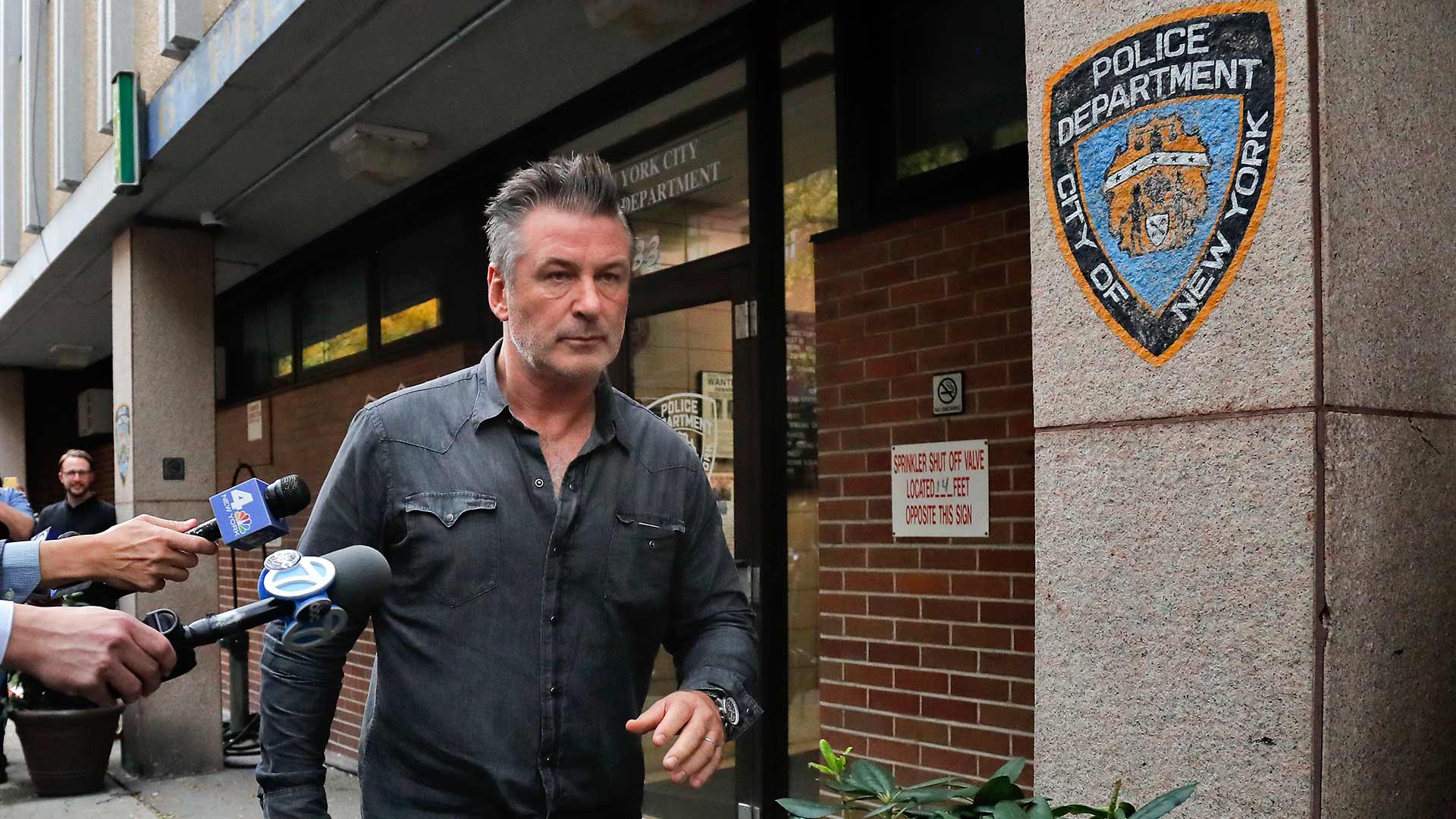 Alec Baldwin, detenido por golpear a un hombre en Nueva York