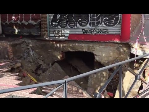 Aparece un gran socavón en una calle de Madrid y obliga a desalojar un edificio