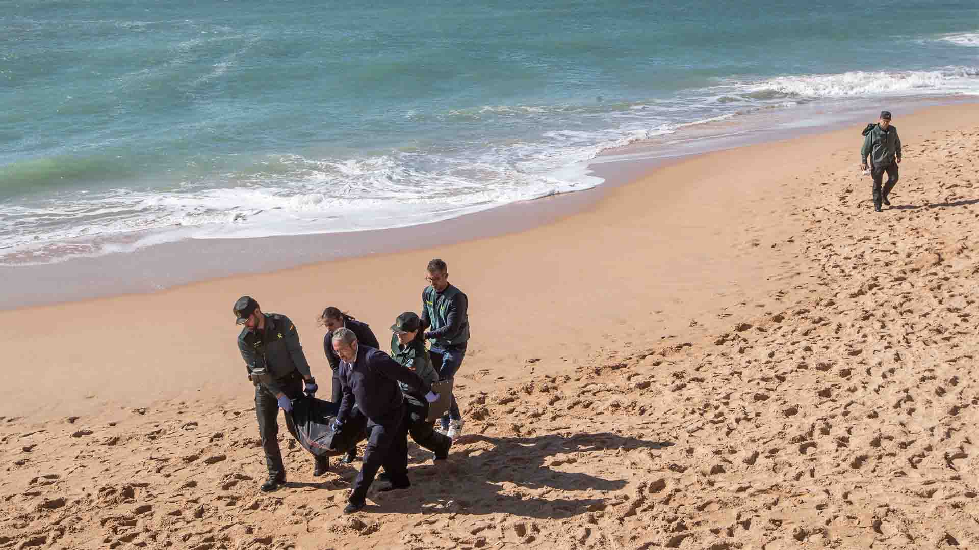 Ascienden a 18 los cadáveres recuperados tras el naufragio de una patera en Cádiz