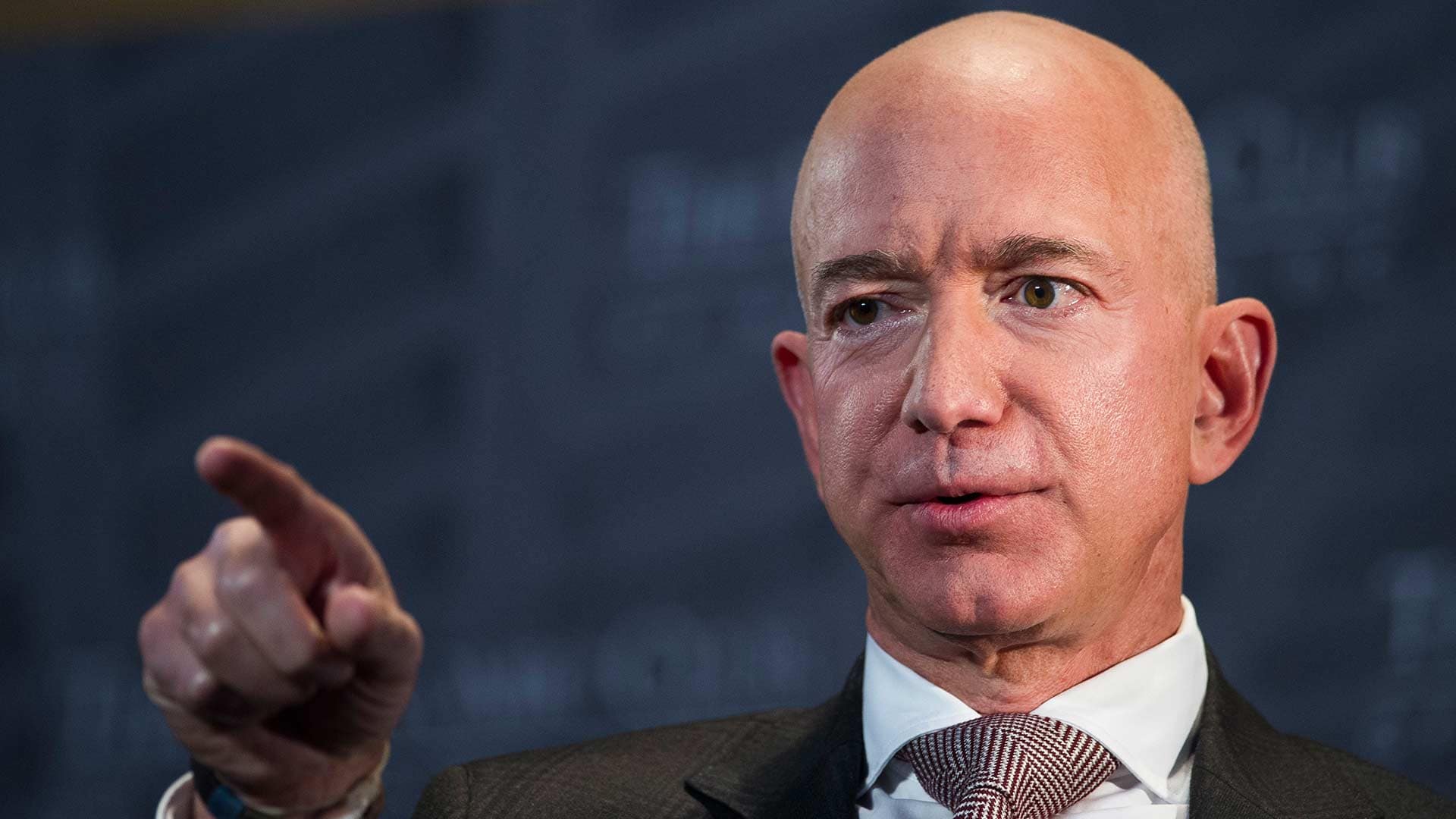Bezos abre una nueva sede de Amazon en Washington y endurece su desafío a Trump