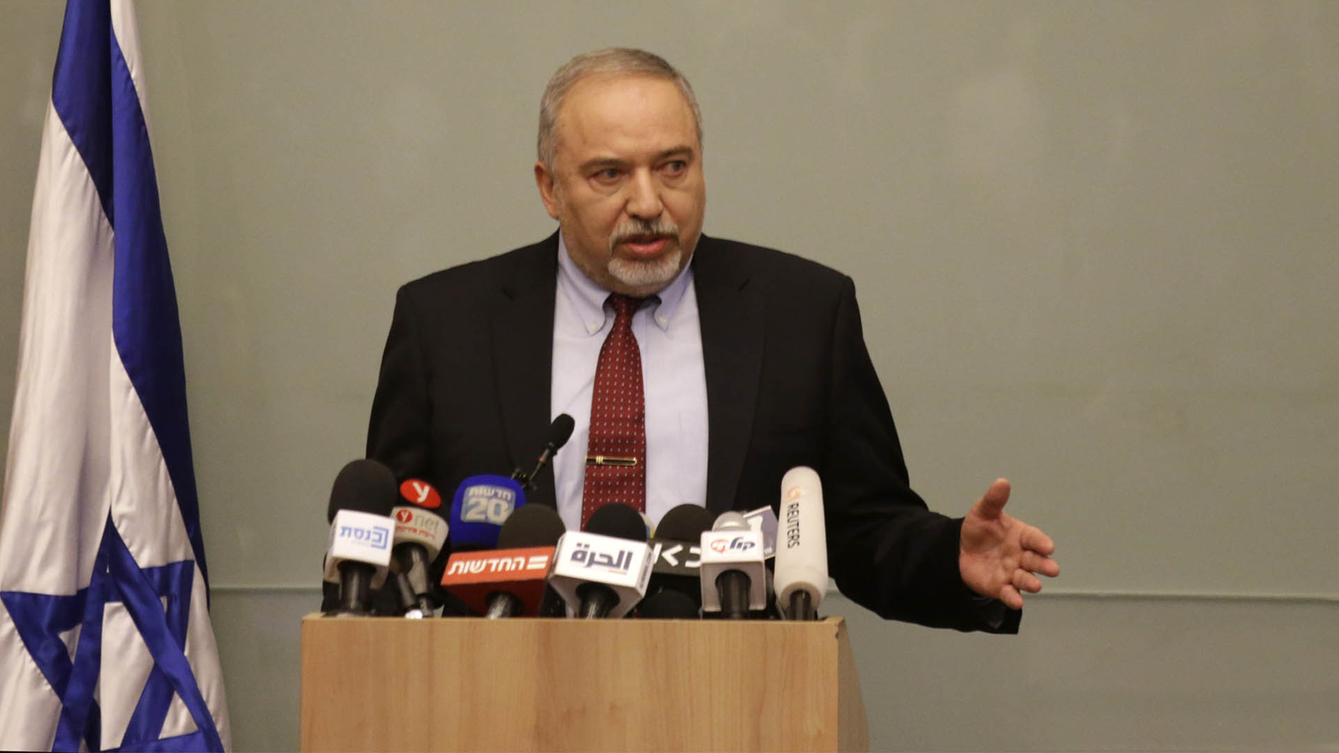 Dimite el ministro israelí de Defensa, Avigdor Lieberman, por su oposición a la tregua en Gaza