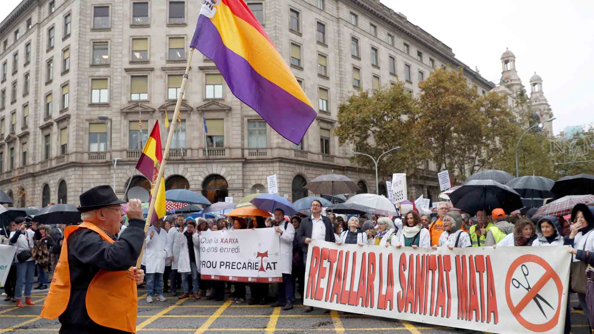 Cientos de médicos de atención primaria protestan en Barcelona por la sobrecarga de trabajo