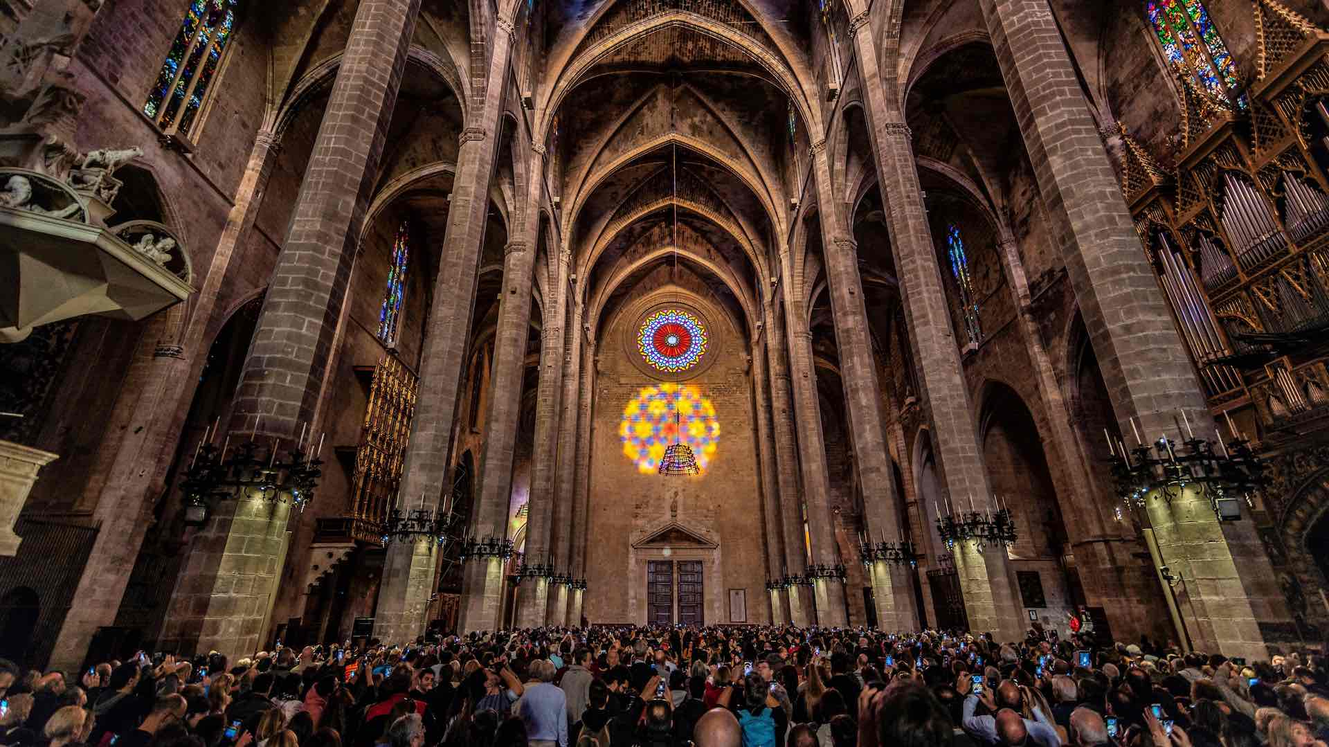 Cientos de personas presencian un rosetón único de luz en la catedral de Mallorca
