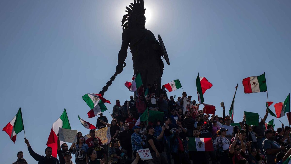 Cientos de personas se manifiestan en contra de la caravana de migrantes en Tijuana