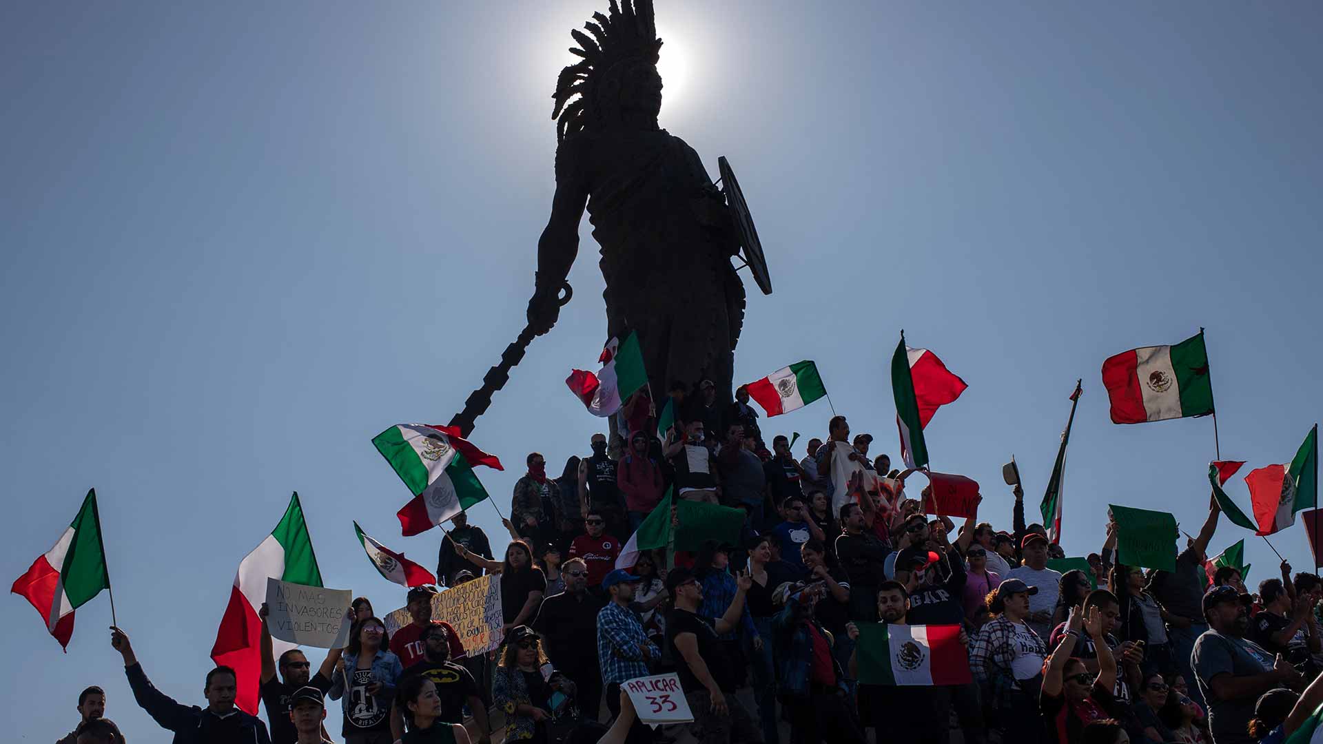 Cientos de personas se manifiestan en contra de la caravana de migrantes en Tijuana
