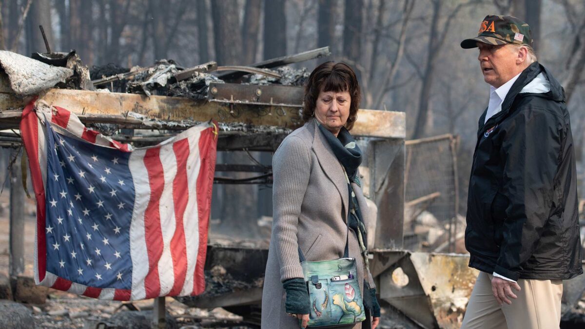 Donald Trump visita una California devastada por los incendios