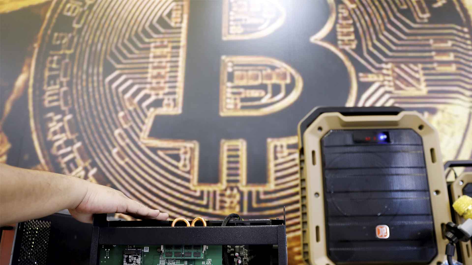 El bitcoin cae por debajo de los 5.000 dólares, su nivel más bajo en 13 meses