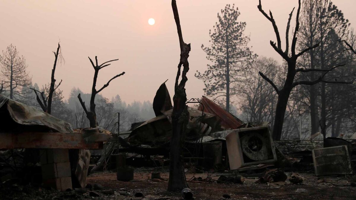 El número de fallecidos por los incendios en California asciende a 77