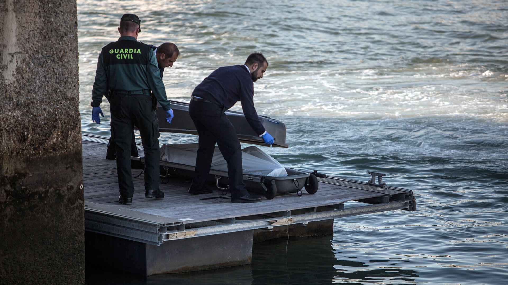 Encontrados los cadáveres de otros dos inmigrantes de la patera naufragada en Cádiz