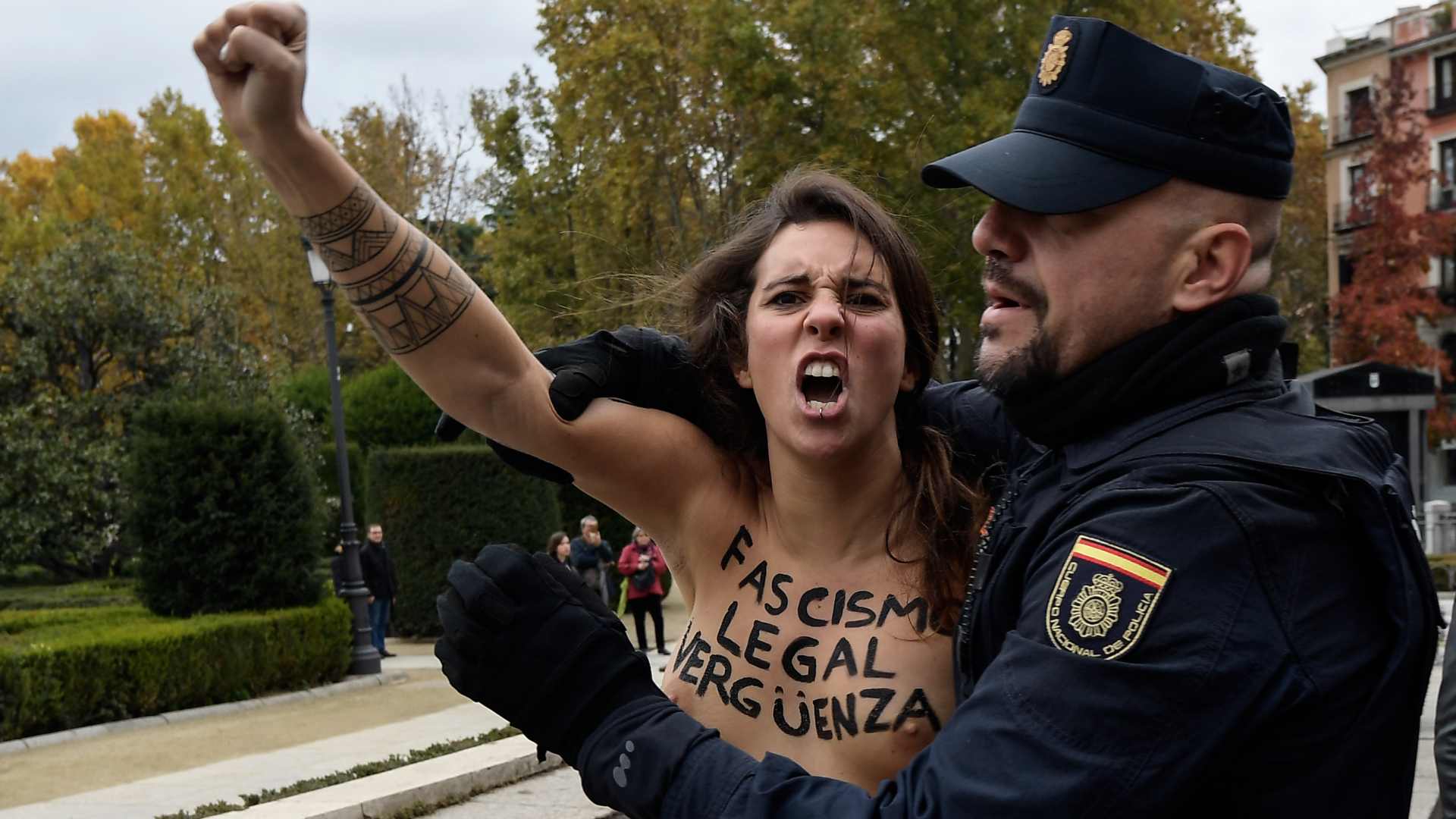 Femen irrumpe en un acto franquista contra la Memoria Histórica