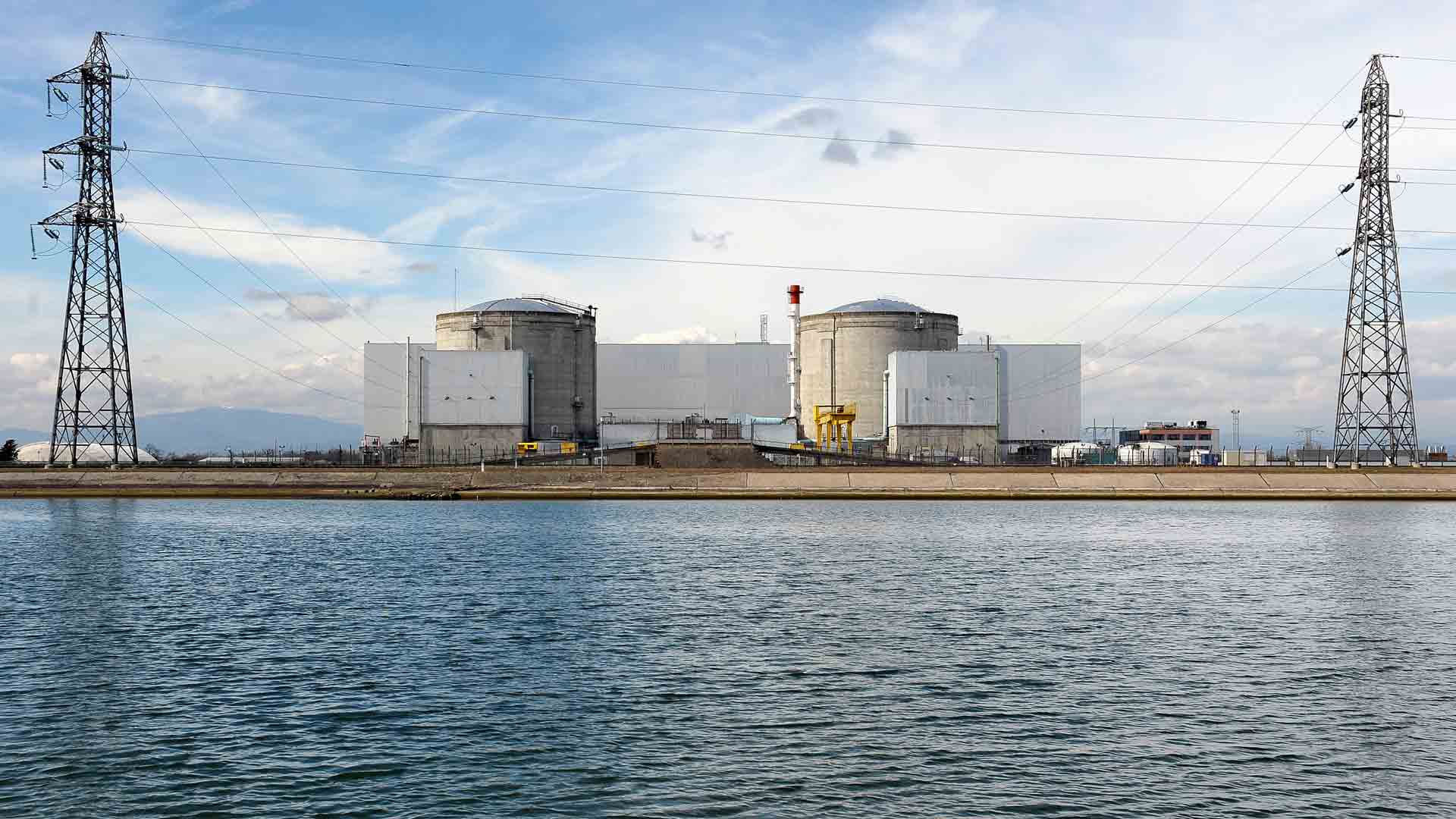 Francia cerrará 14 reactores nucleares para 2035