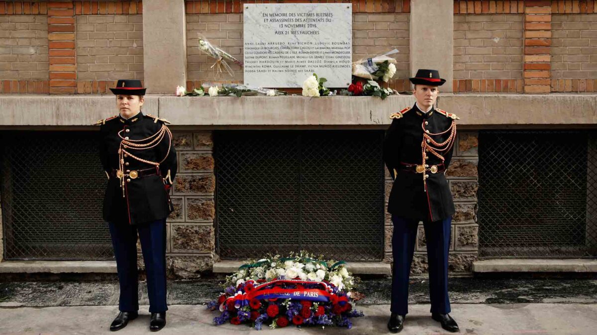 Francia recuerda a las víctimas de los atentados de París con una procesión por los lugares atacados