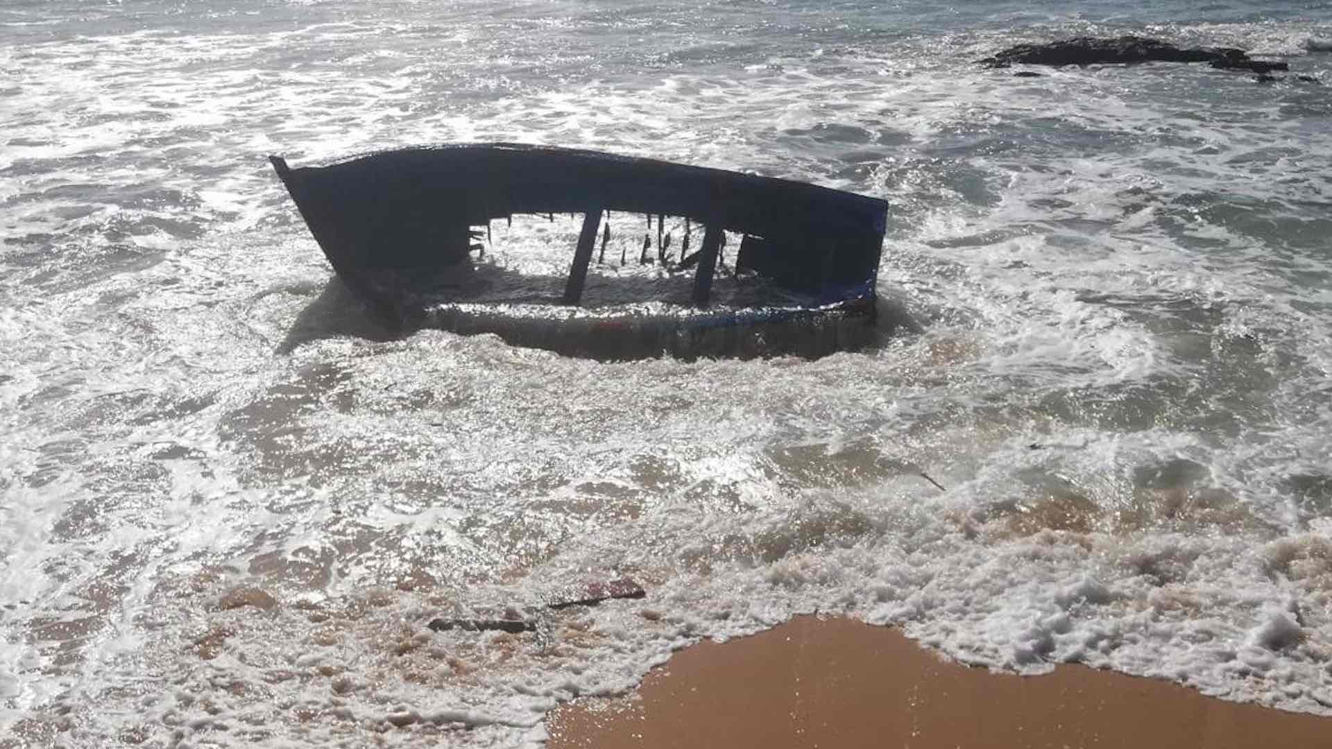Hallan el cadáver de un sexto inmigrante de la patera naufragada en Cádiz