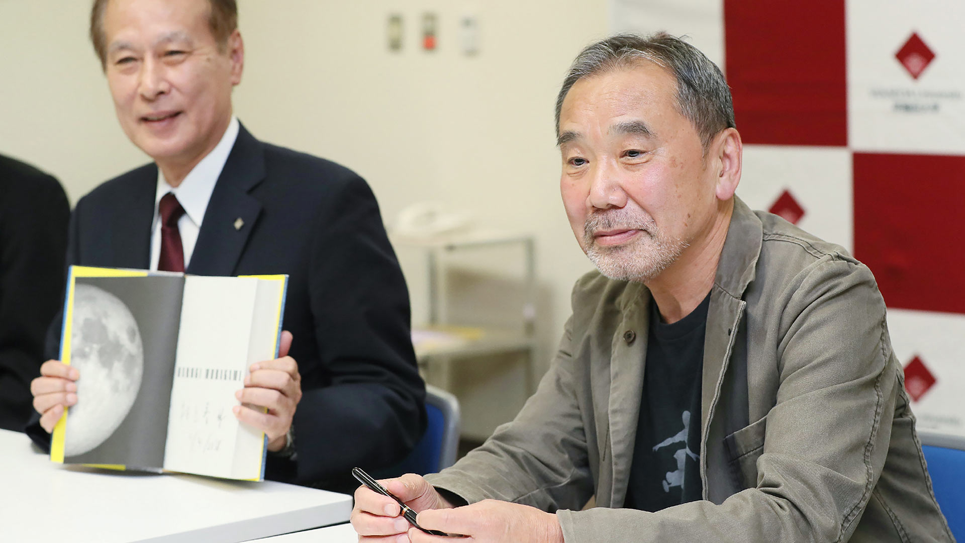 Haruki Murakami dona sus archivos y su discoteca a la Universidad de Tokio